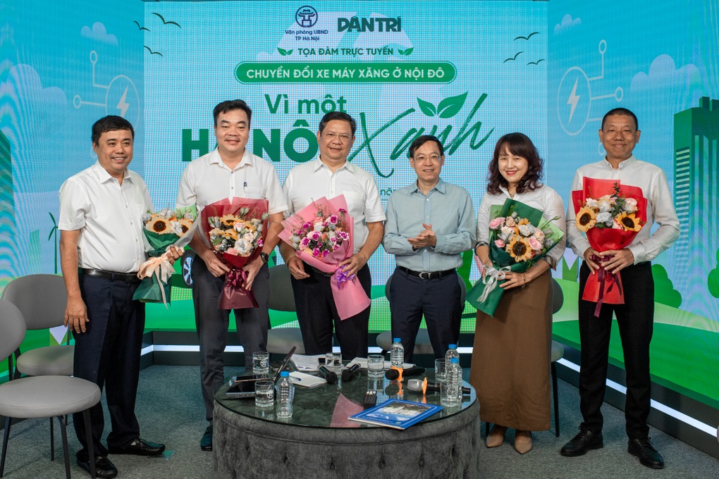 Hà Nội quyết tâm trả lời được câu hỏi: Không đi xe xăng tôi đi bằng gì? - 1