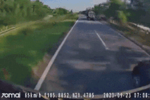 Nổi bật tuần qua: Vượt ẩu trước mũi xe tải, ô tô con bị hất văng