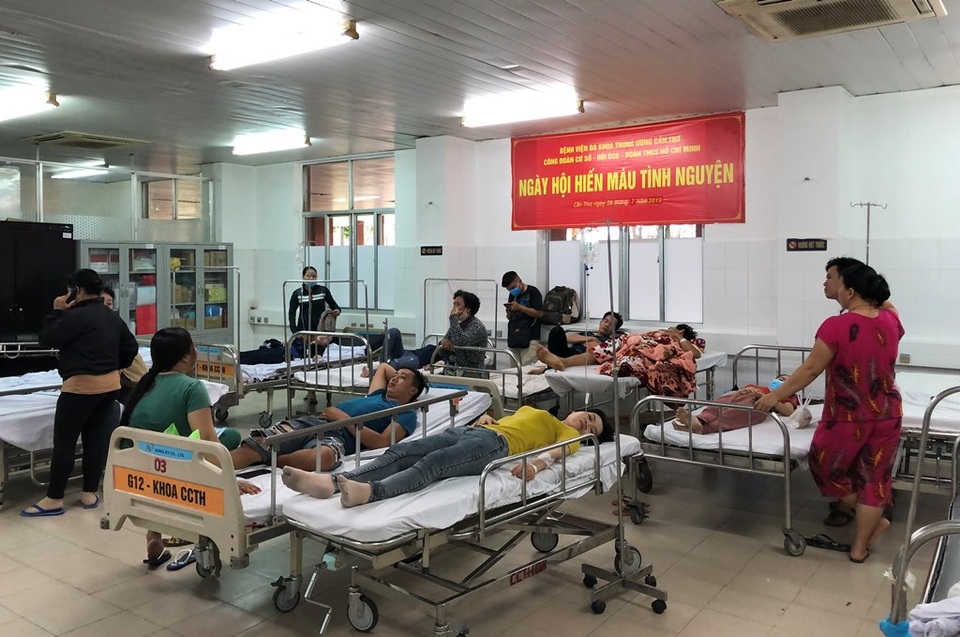 Cần Thơ: 60 công nhân phải nhập viện nghi do hít phải khí gas - 1 Cần Thơ: 60 công nhân phải nhập viện nghi do hít phải khí gas - 1