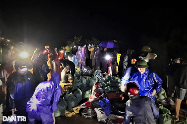 Hàng trăm người trắng đêm cứu con đập nguy cơ vỡ