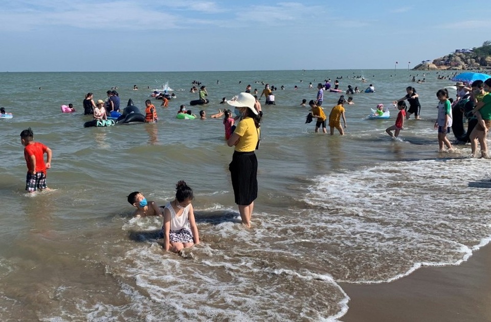 Sầm Sơn đảo chiều: Du khách ùn ùn đổ về, bãi biển ken đặc người - 2 Sầm Sơn đảo chiều: Du khách ùn ùn đổ về, bãi biển ken đặc người - 2