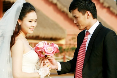 “Cầu vồng tình yêu” đánh vật với… ruồi