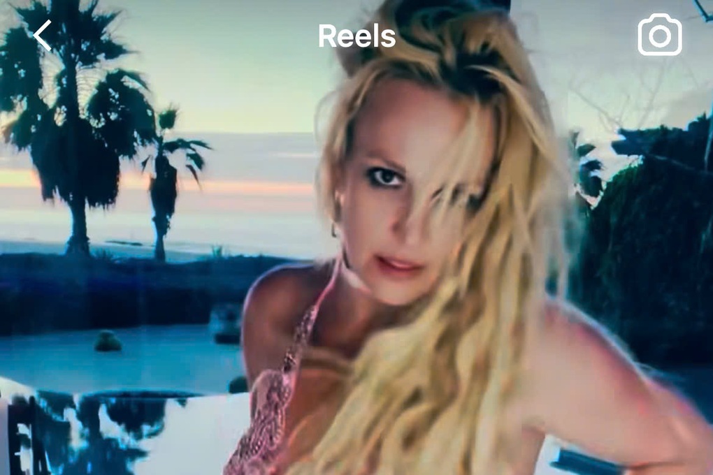 Britney Spears veröffentlicht seltsames Tanzvideo und verhält sich in der Öffentlichkeit unangemessen – 2 Britney Spears đăng video nhảy múa lạ, cư xử bất ổn ở nơi công cộng - 2