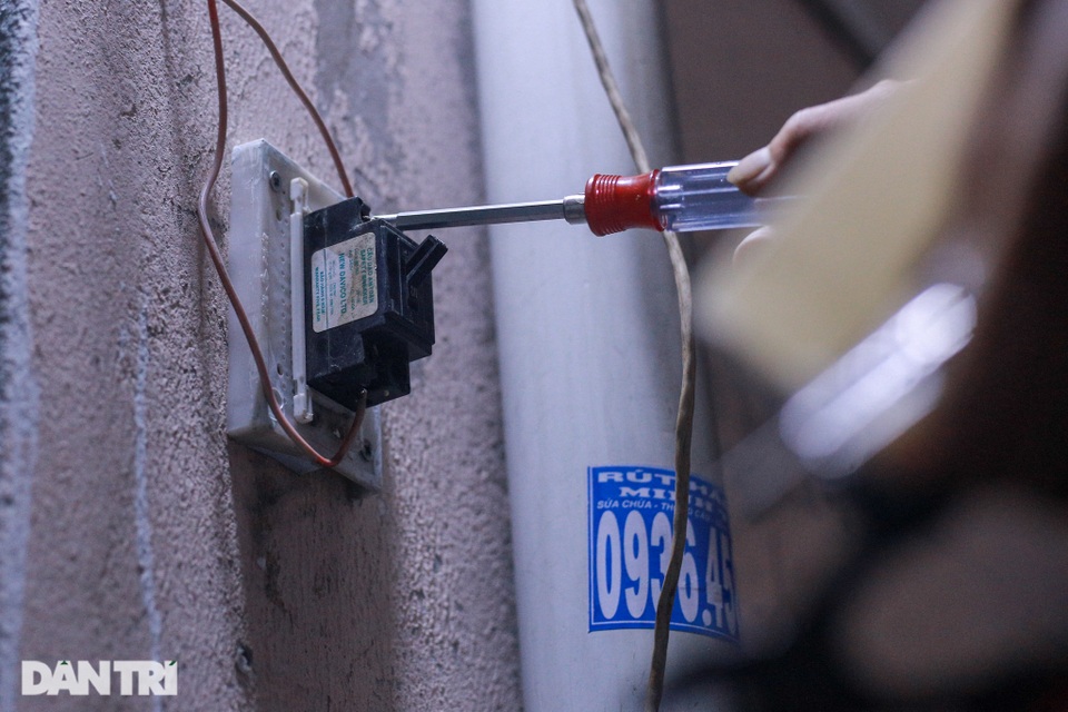 Khó khăn vì Covid-19, người lao động xoay đủ nghề xe ôm, thợ điện, phu hồ - 3