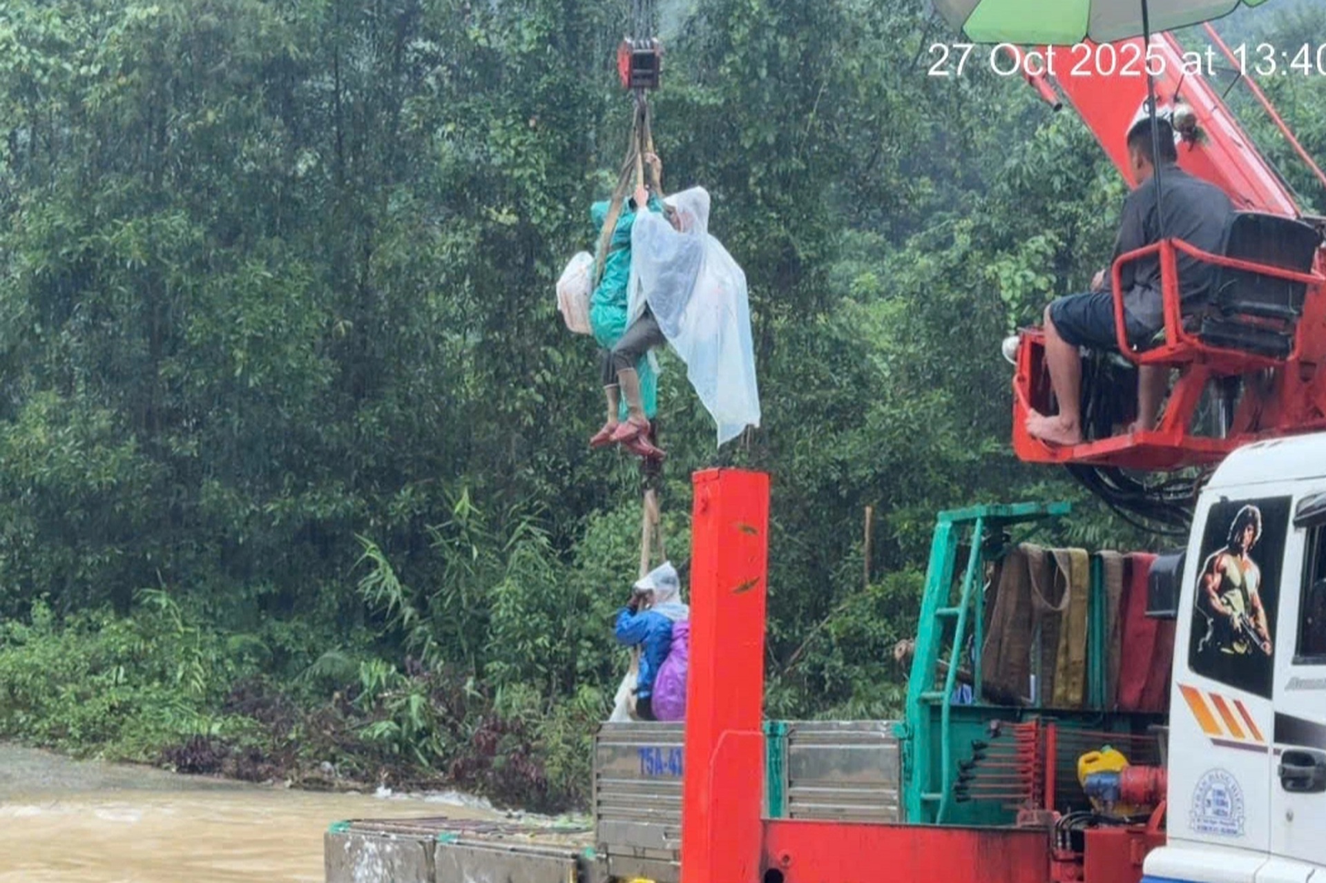 Lũ cuốn trôi cầu, nhấn chìm hàng trăm ngôi nhà ở miền Trung - 4