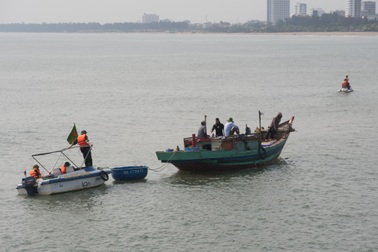 Vụ 2 nam sinh bị sóng biển cuốn mất tích: Đã tìm thấy một thi thể