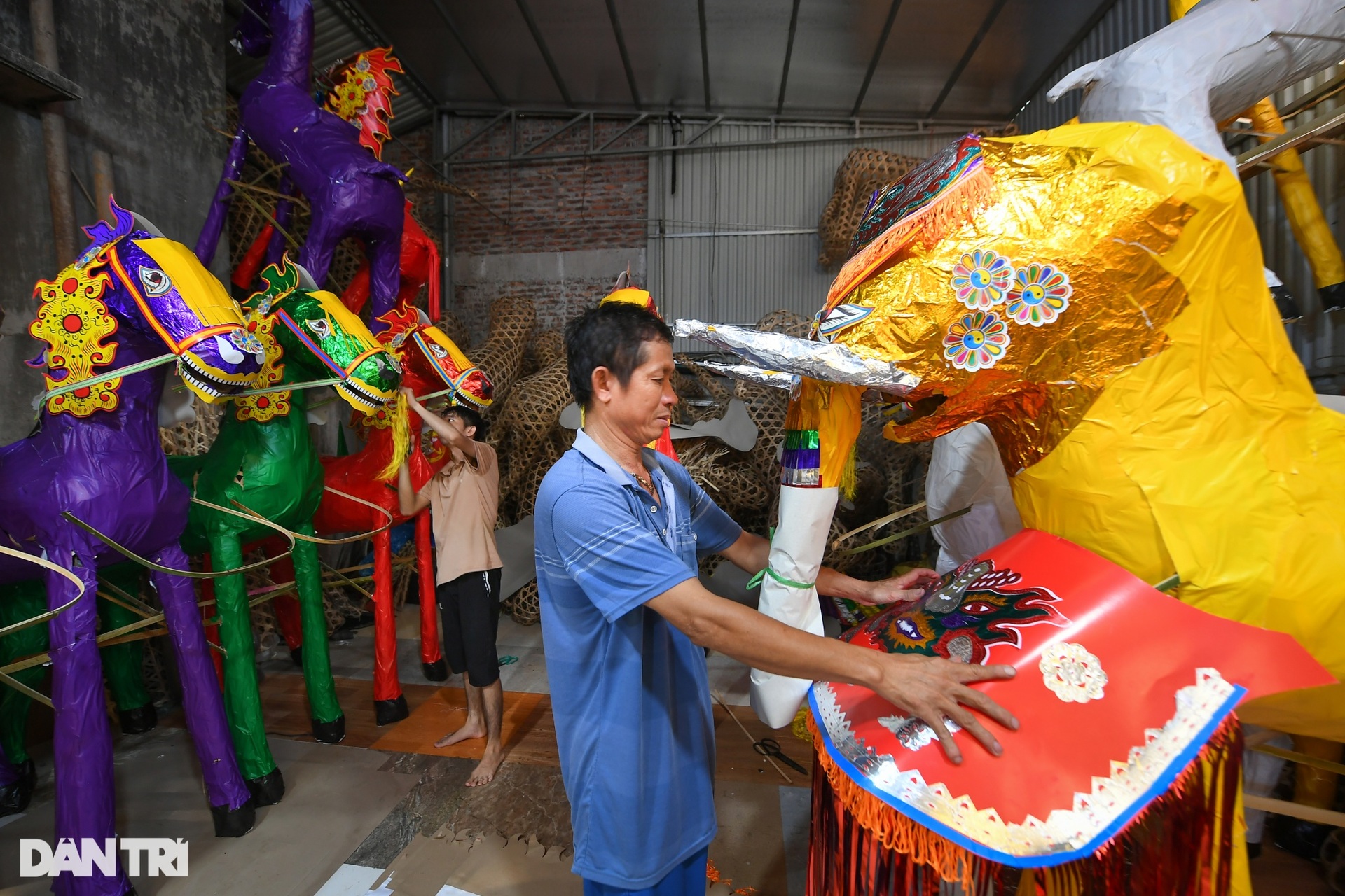 Ngôi làng chuyên sản xuất ngựa giấy, đồ phục vụ cõi âm ở Hà Nội - 8 Ngôi làng chuyên sản xuất ngựa giấy, đồ phục vụ cõi âm ở Hà Nội - 8
