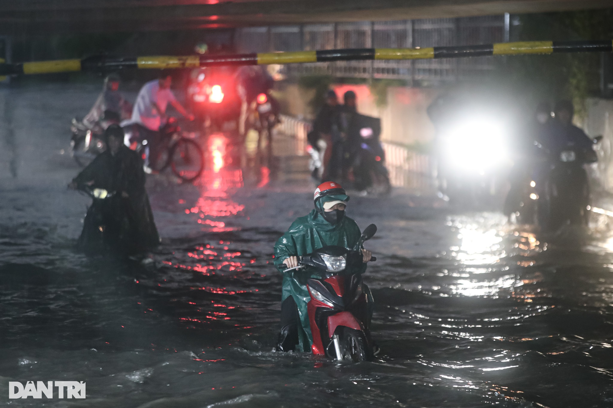 Người dân TPHCM dùng xô tát nước ra khỏi nhà sau cơn mưa lớn - 1 Người dân TPHCM dùng xô tát nước ra khỏi nhà sau cơn mưa lớn - 1