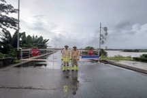 Lũ trên sông ở Quảng Ngãi bằng đỉnh lũ năm 1999, cấm cầu Trà Khúc 1