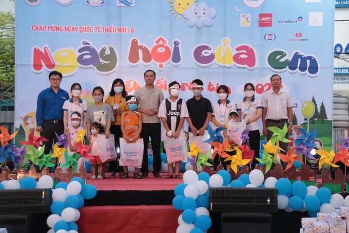 Lãnh đạo các Sở, ngành, đơn vị liên quan và các nhà hảo tâm cùng tặng quà cho trẻ em có hoàn cảnh khó khăn
