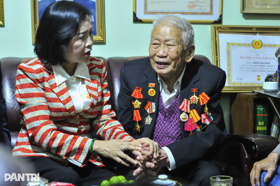 Phó Chủ tịch Quốc hội thăm, tặng quà người có công ở Lâm Đồng