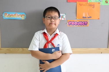 Cậu bé 10 tuổi có thể đọc sách tiếng Anh trôi chảy nhờ đam mê