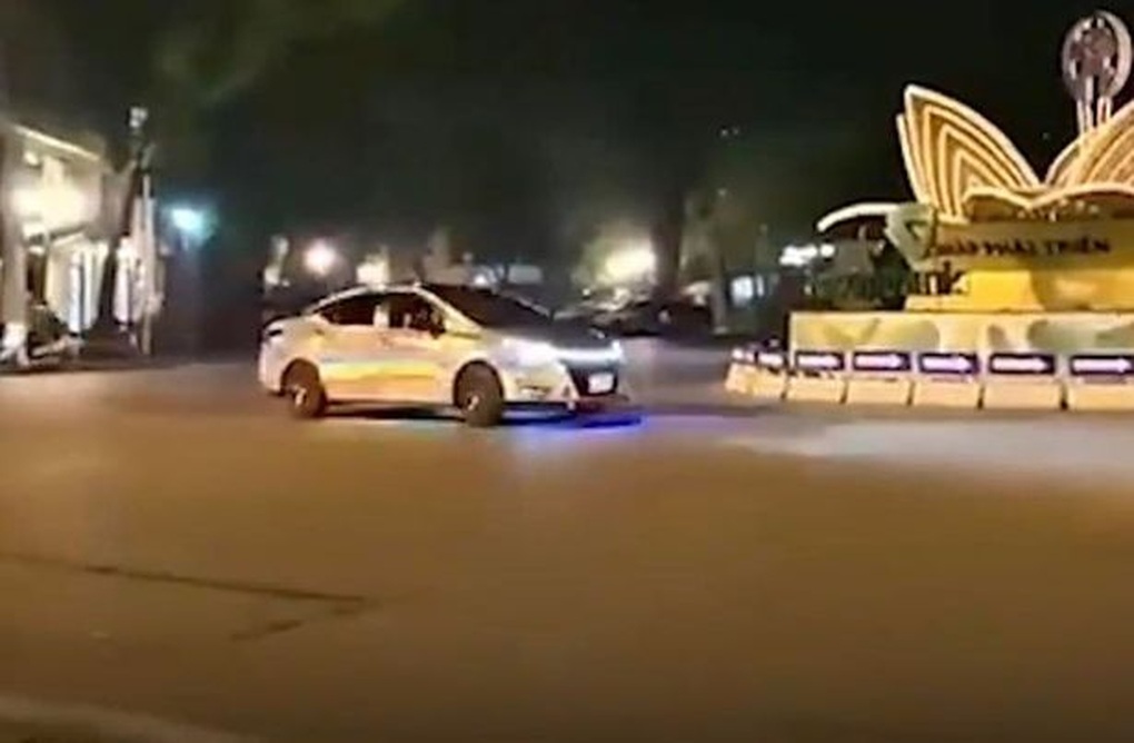 drift xe trước nhà hát lớn.jpg drift xe.jpg