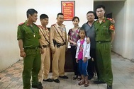 Hà Nội: CSGT giúp đỡ bé gái đi lạc giữa trời nắng