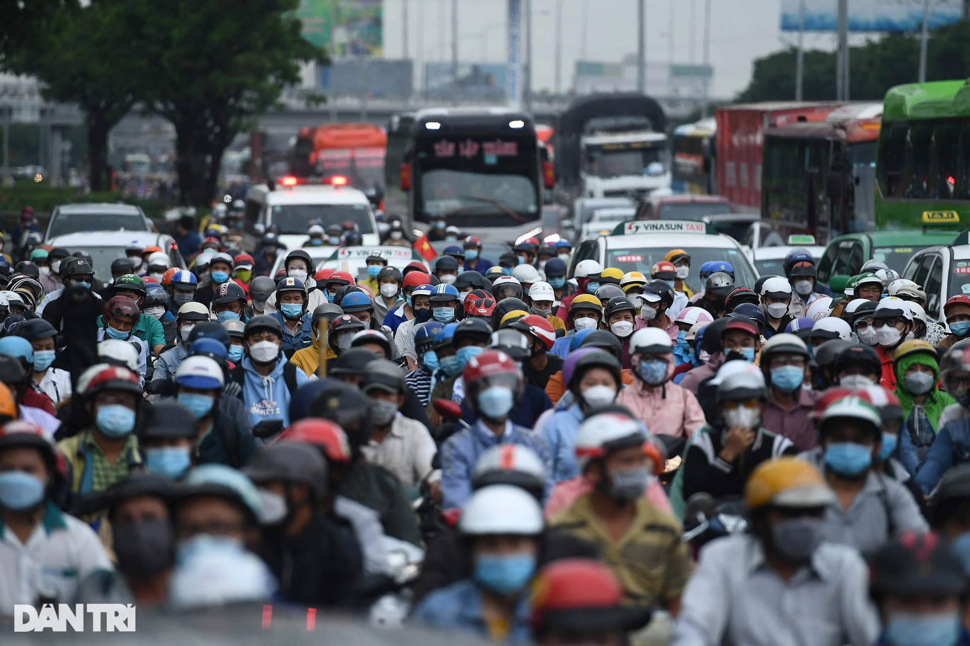 Người dân ùn ùn về quê nghỉ lễ, cửa ngõ phía Tây TPHCM kẹt cứng - 2 Người dân ùn ùn về quê nghỉ lễ, cửa ngõ phía Tây TPHCM kẹt cứng - 2