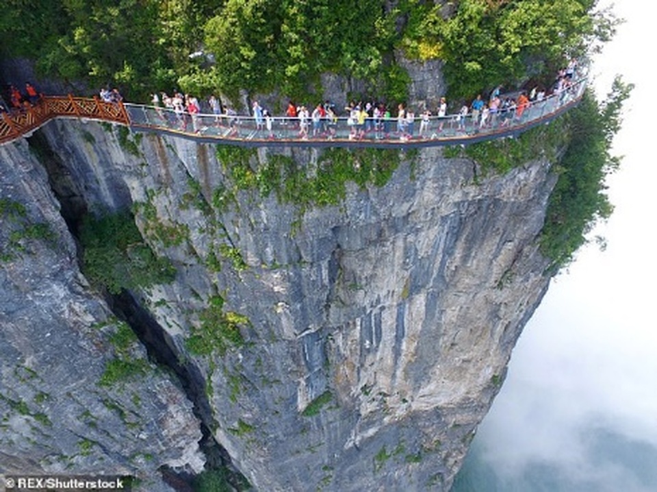 Công nhân treo mình như người nhện trên vách núi cao 1400 m để dọn rác - 3