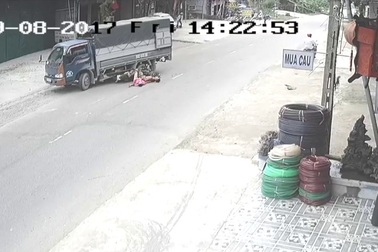 "Vua tốc độ" chui gầm ôtô