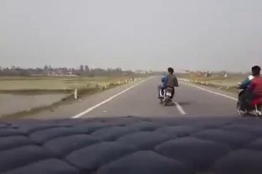 Xe máy lạng lách đánh võng