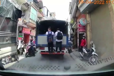 Nam sinh ngã đau vì nghịch dại đu càng sau xe tải