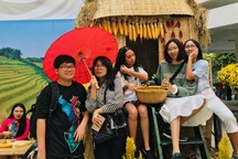 Học trò du xuân, đi chợ Tết... ngay giữa sân trường