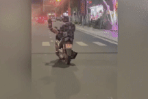 Thanh niên lái xe máy bằng chân dương tính với ma túy