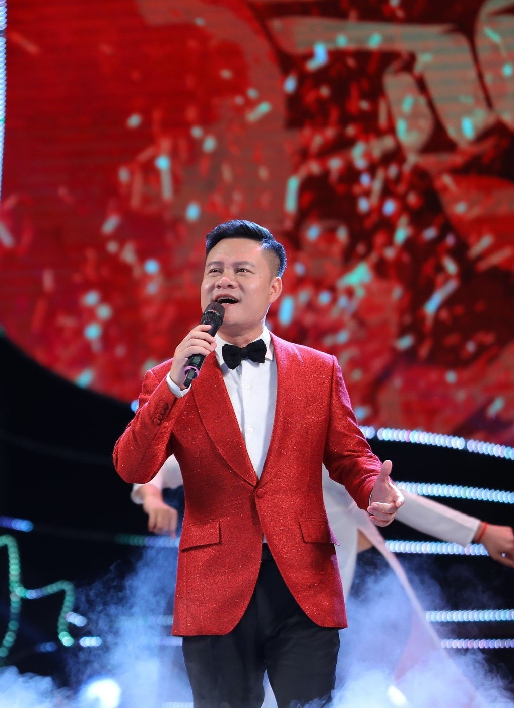 NSƯT Hoàng Tùng hát tôn vinh tình phụ tử nhân Ngày của Cha - 1 NSƯT Hoàng Tùng hát tôn vinh tình phụ tử nhân Ngày của Cha - 1