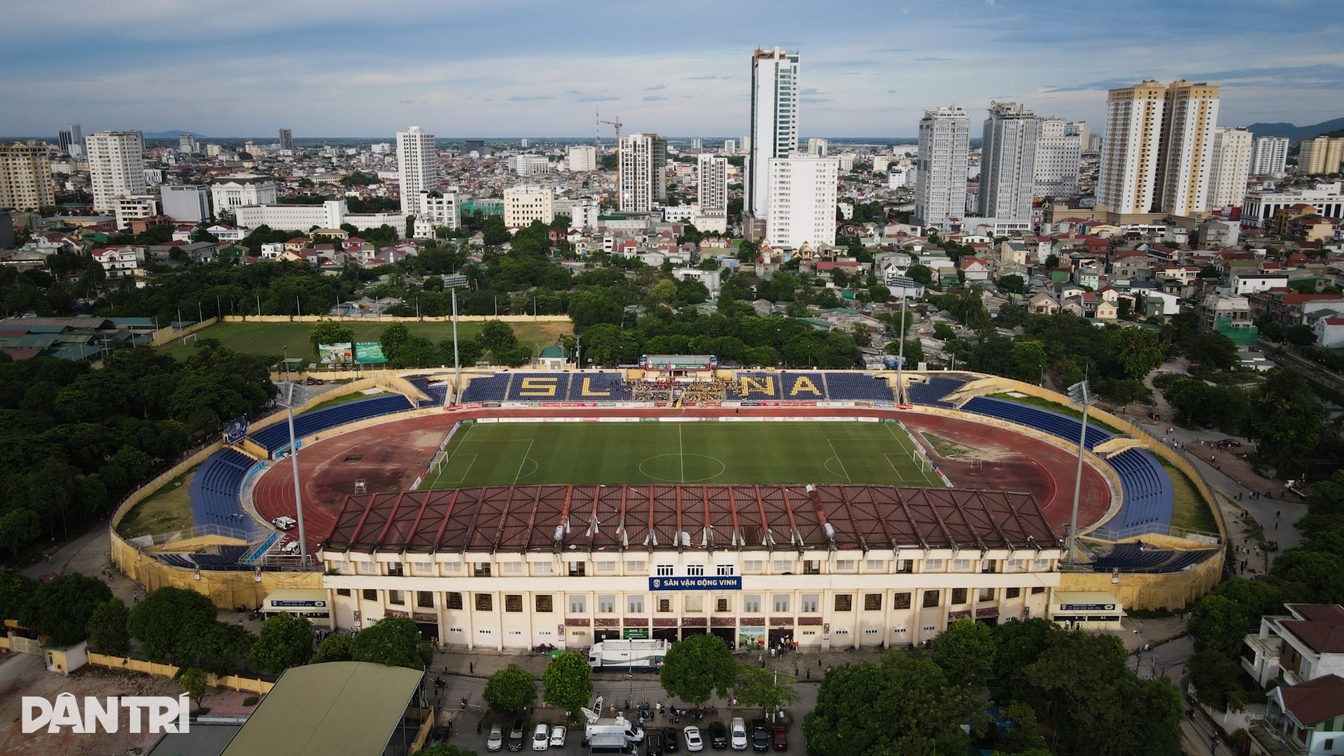 Sân Vinh chật kín chỗ ngồi, khán giả bế con đứng cổ vũ đội nhà - 1