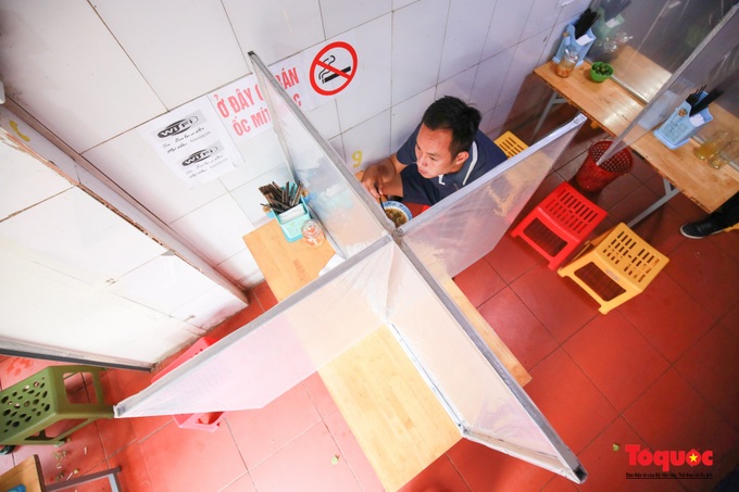 Hà Nội: Hàng quán dựng vách ngăn đảm bảo giãn cách phòng dịch Covid -19 - Ảnh 8. Hà Nội: Hàng quán dựng vách ngăn đảm bảo giãn cách phòng dịch Covid -19 - Ảnh 8.