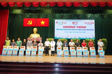 Khu y tế kỹ thuật cao TPHCM trao yêu thương đến gia đình khó khăn tại phường An Lạc