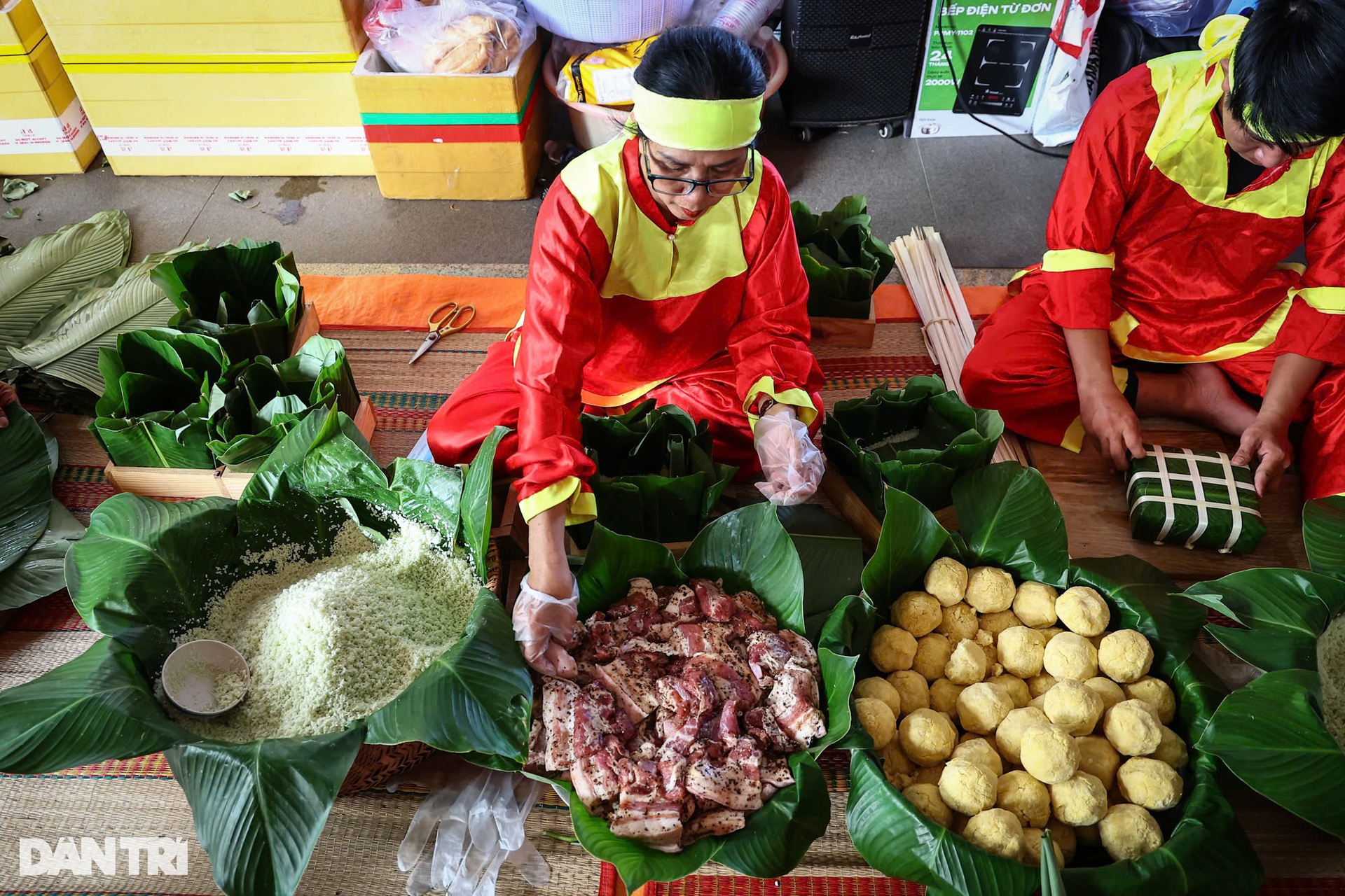 Hundreds of people compete to wrap Chung cakes to commemorate King Hung in Ho Chi Minh City - 3