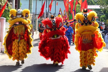 Du khách vọc đất, nặn tượng trong ngày lễ giỗ tổ làng gốm 500 tuổi