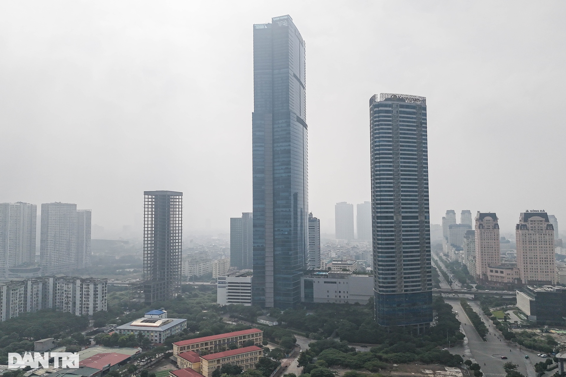 Trời Hà Nội mù mịt trong ngày ô nhiễm không khí ở tốp đầu thế giới - 4 Trời Hà Nội mù mịt trong ngày ô nhiễm không khí ở tốp đầu thế giới - 4