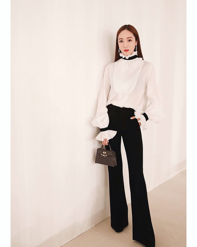 Áo sơ mi/blouse trắng nhạt cỡ nào thì vào tay các mỹ nhân Hàn cũng ra được những set đồ đẹp mê ly - Ảnh 3. Áo sơ mi/blouse trắng nhạt cỡ nào thì vào tay các mỹ nhân Hàn cũng ra được những set đồ đẹp mê ly - Ảnh 3.