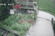 Cố vượt trên đường trơn, xe khách đổ kềnh xuống ruộng