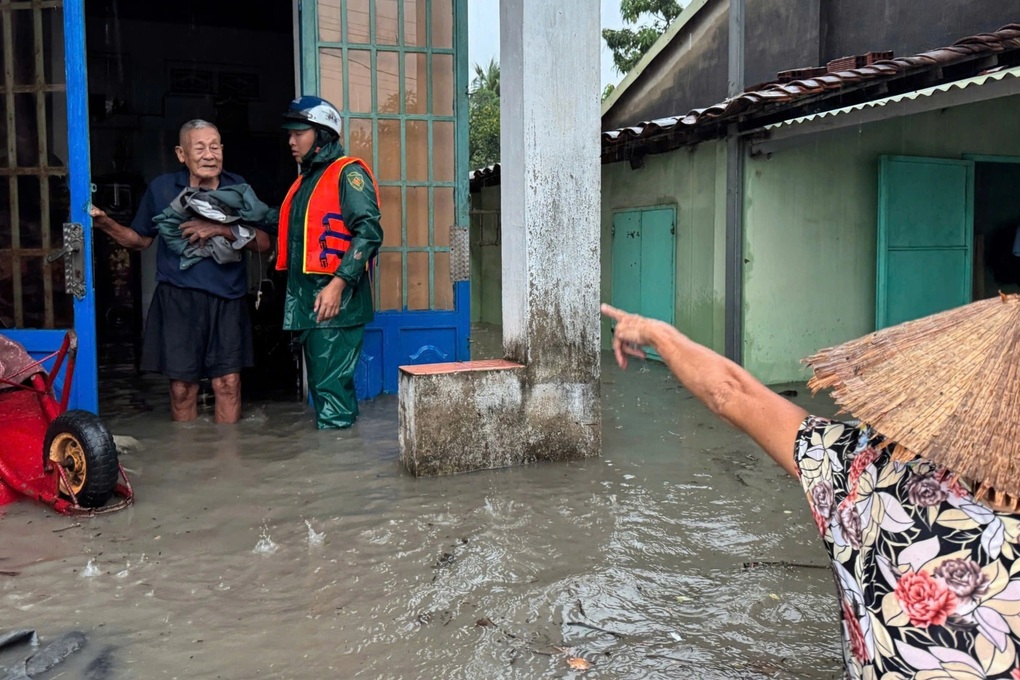 Đưa người dân ra khỏi nơi ngập sâu ở Bình Dương, trôi xe máy ở Đồng Nai - 2 Đưa người dân ra khỏi nơi ngập sâu ở Bình Dương, trôi xe máy ở Đồng Nai - 2