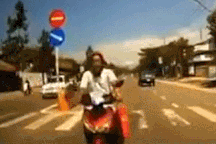 Chạy ngược chiều, người đi xe máy còn thách thức ô tô đi đúng luật