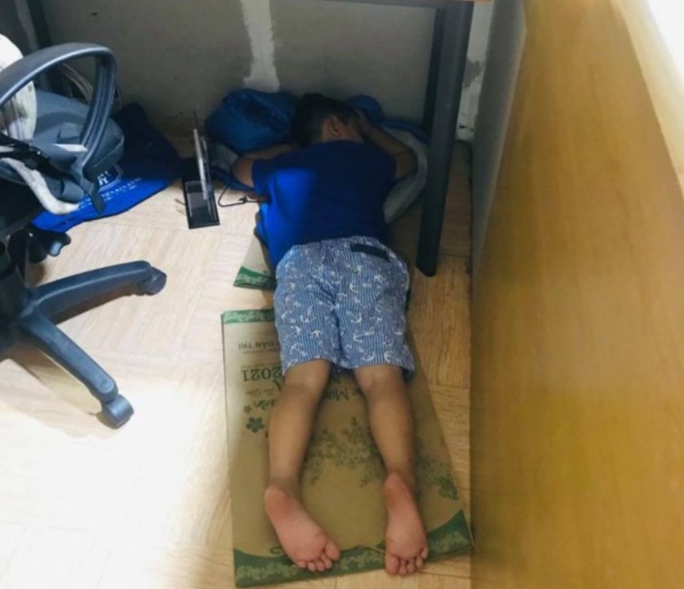 Con nhỏ nghỉ tránh dịch Covid-19, bố mẹ Sài Gòn bật khóc: Tôi đuối rồi! - 1 Con nhỏ nghỉ tránh dịch Covid-19, bố mẹ Sài Gòn bật khóc: Tôi đuối rồi! - 1