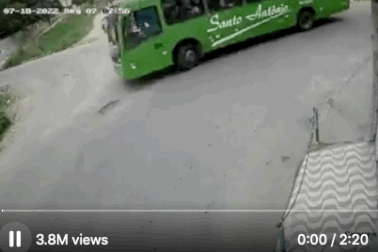 Người đi xe máy thoát chết trong gang tấc nhờ đội mũ bảo hiểm