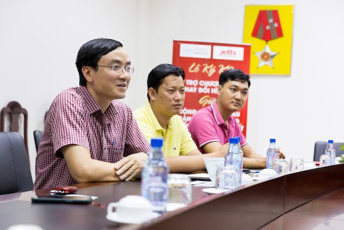 TP.HCM: Công an Tân Sơn Nhất mang hình ảnh đẹp hơn đến với du khách - Ảnh 1. TP.HCM: Công an Tân Sơn Nhất mang hình ảnh đẹp hơn đến với du khách - Ảnh 1.