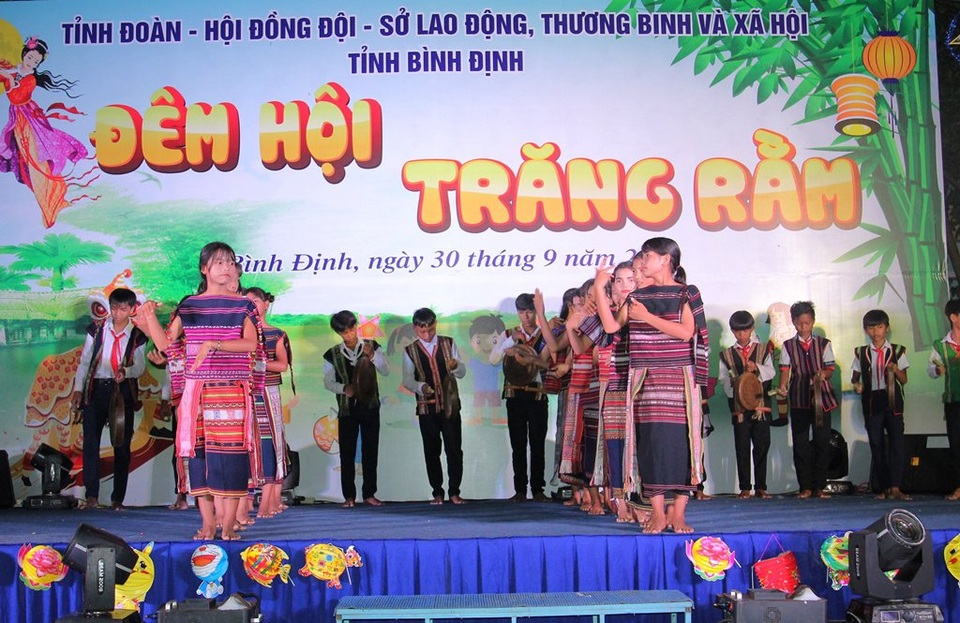 Hàng trăm em thiếu nhi xã miền núi vui "phá cỗ" trong đêm hội trăng rằm - 1 Hàng trăm em thiếu nhi xã miền núi vui "phá cỗ" trong đêm hội trăng rằm - 1