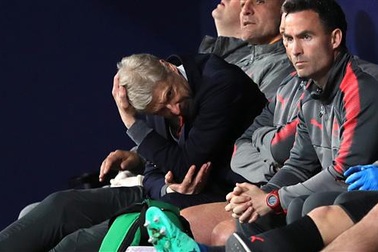 Nỗi thất vọng tột cùng của HLV Wenger ở trận đấu cuối tại cúp châu Âu