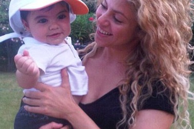 Shakira đưa con trai cưng đi chơi xa