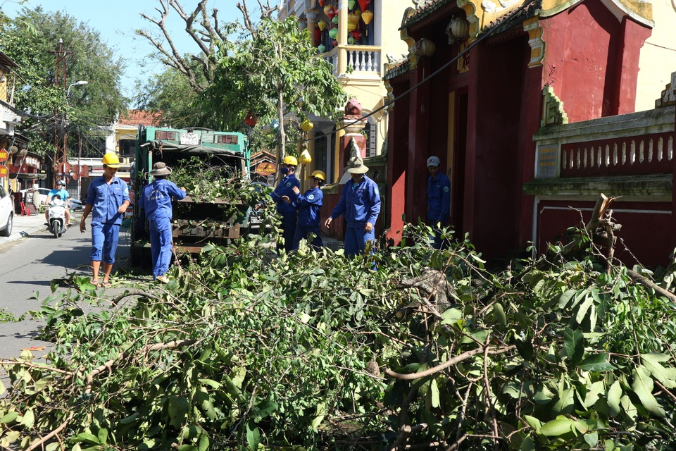 Người dân Hội An khốn đốn với bão số 9 vừa đi thì lũ lớn lại về - 9 Người dân Hội An khốn đốn với bão số 9 vừa đi thì lũ lớn lại về - 9