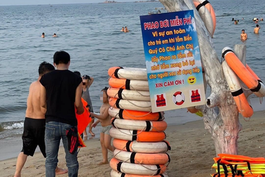 Chủ quán đặt phao bơi miễn phí ở biển vì thấy người nghèo đắn đo thuê