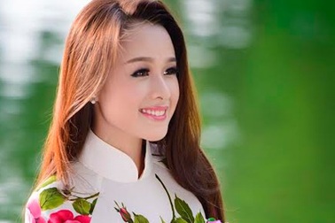 Nữ phát thanh viên quân đội duyên dáng trong tà áo dài