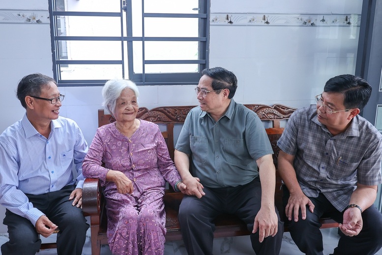 Thủ tướng tri ân Anh hùng liệt sỹ, thăm gia đình chính sách ở An Giang - 1