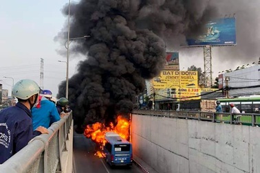 Xe buýt cháy ngùn ngụt ở hầm chui An Sương