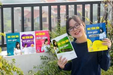 Jin Ju “Ca sĩ giấu mặt” review sách “Học tiếng Hàn thật là đơn giản”