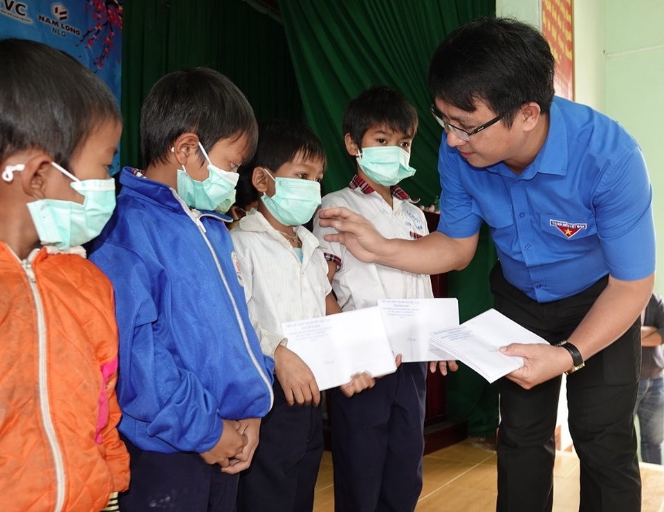 San sẻ yêu thương đến người dân ở xã đặc biệt khó khăn - 2 San sẻ yêu thương đến người dân ở xã đặc biệt khó khăn - 2