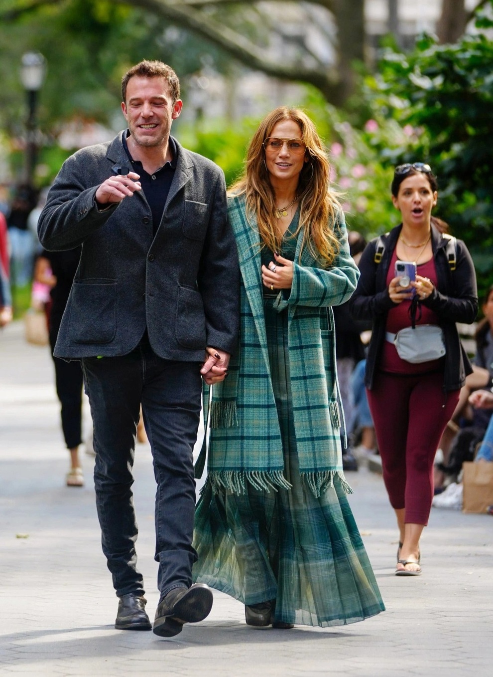 Jennifer Lopez và Ben Affleck đốt mắt trên phố thu New York - 5 Jennifer Lopez và Ben Affleck đốt mắt trên phố thu New York - 5